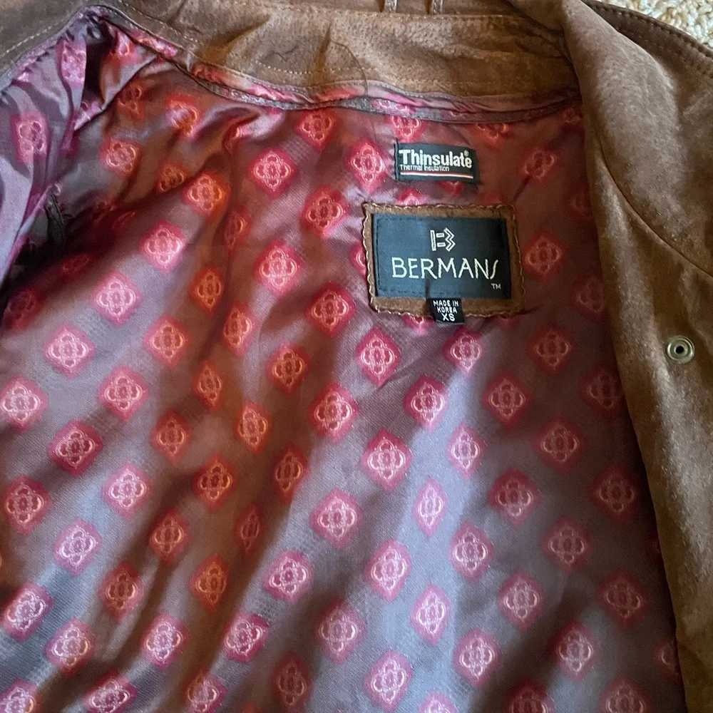 Bermans Woman’s Vintage Bomber Style Leather Jacket in great vintage condition - Picture 6 of 11